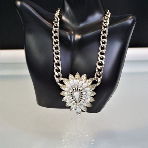 Jeweled Floral Statement Necklace Sparkling Pendant Silvertone Chain - Picture 2 of 7